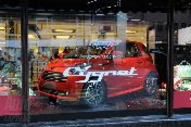 Cygnet на Aston Martin изложен в Хародс