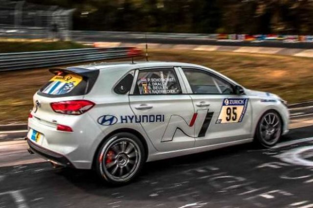 Hyundai на практика показа хот-хеча i30 N