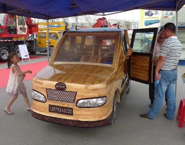 Китайско семейство направи дървен SUV