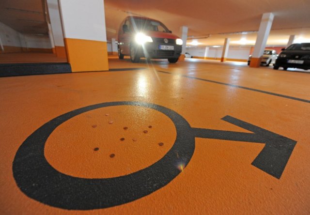 В Германия пускат паркоместа само за мъже