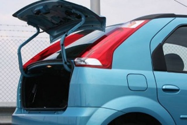 Индийци кръстосаха седан и хечбек