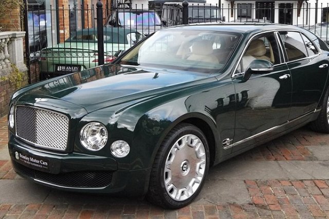 Продава се поръчковото Bentley на Елизабет II