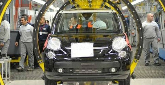 Работници на Fiat обезобразиха нови коли в знак на протест