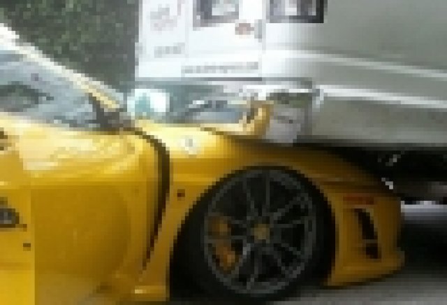 Ferrari нахлу в бус, превозващ деца