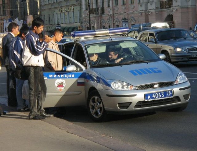 Хлапак с Lada побърка полицаи