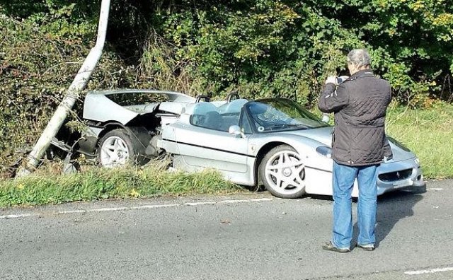 Врязаха Ferrari F50 в стълб