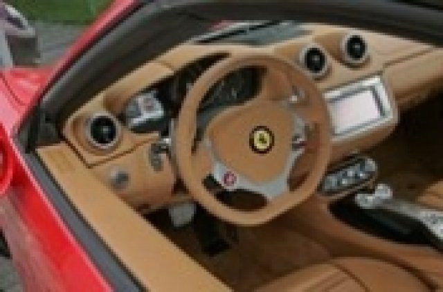 Autobild с пълна информация за интериора на California