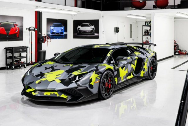 Lamborghini Aventador получи бича окраска