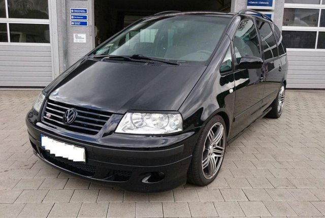 Volkswagen Sharan си съперничи със суперколи