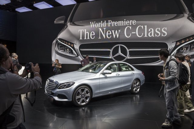 Mercedes използва стила на Apple за новия C-Class