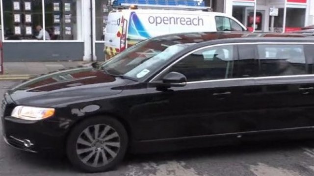 Лимузина Volvo с 6 врати по улиците на Англия