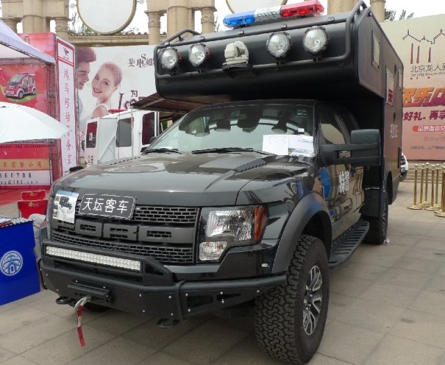 Полицаите в Дубай с Bugatti, а тези в Китай - с Ford F150 SVT Raptor