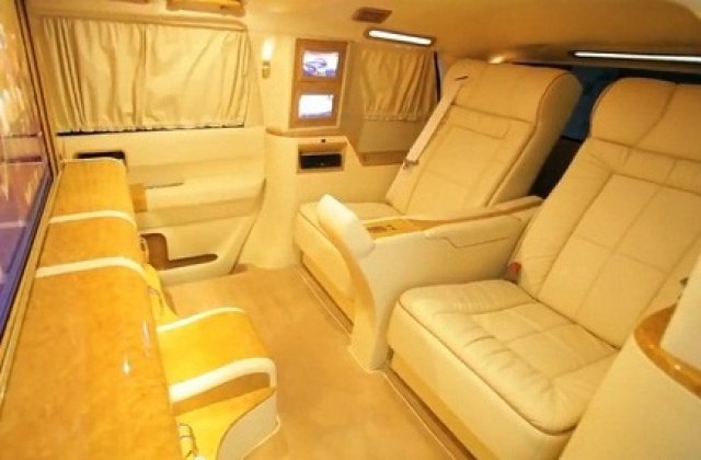 Превърнаха Toyota Sequoia в брониран офис