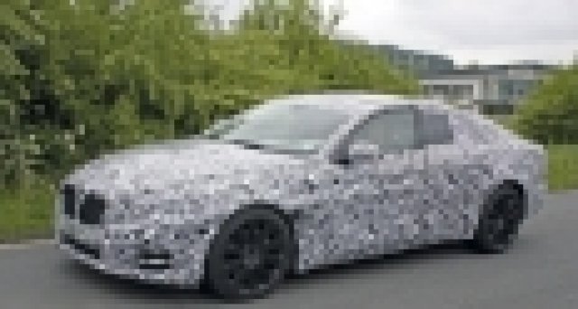 Jaguar XJ се крие зад BMW?!