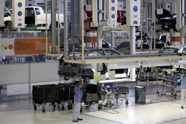 VW праща 900 служители в Бразилия в принудителен отпуск