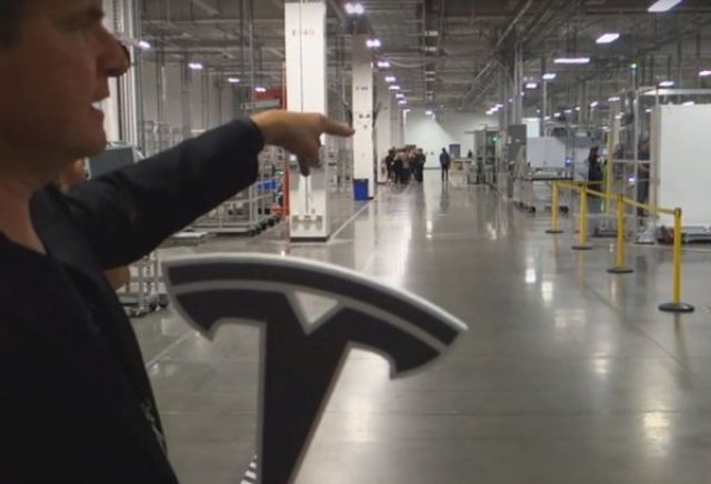 Бивши служители на Tesla дадоха под съд компанията