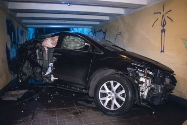 Mazda CX-7 влетя в подлез (ВИДЕО)