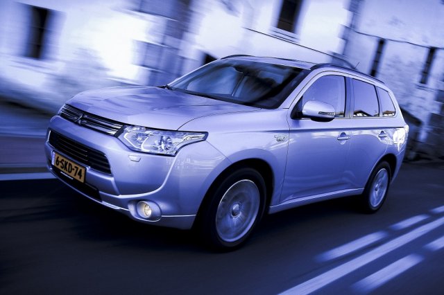 Силен старт за Outlander PHEV в Европа