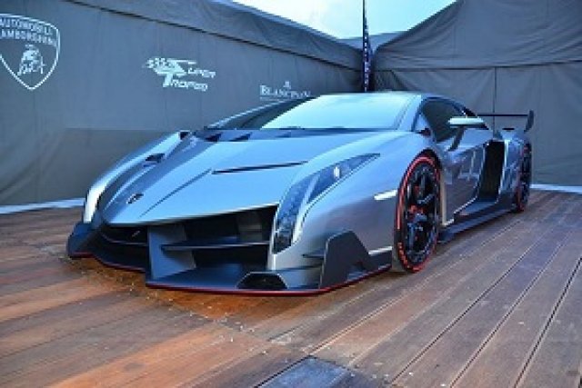 Едно от трите Lamborghini Veneno се продава