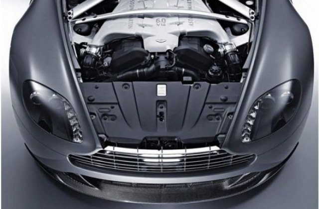 Aston Martin маха покрива на V12 Vantage