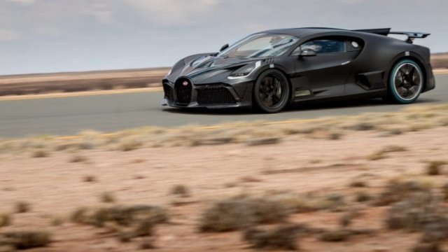 Тестовете на Bugatti Divo: С 250 км/ч в пустинната жега
