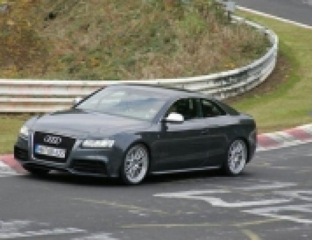 Audi тества „горещото” купе RS5