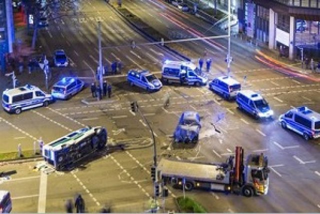 Тест на BMW завърши с удар в полицейски ван