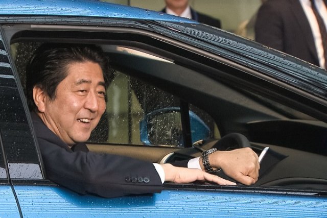 Премиерът на Япония получи първата Toyota Mirai