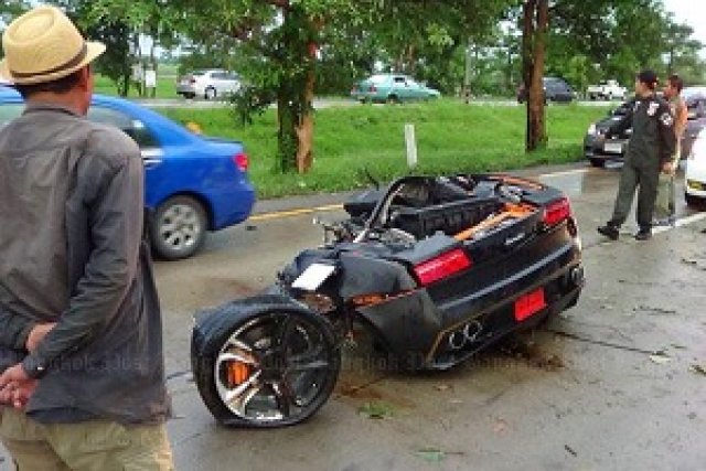 Удар в дърво разполови Lamborghini. Шофьорът е навредим