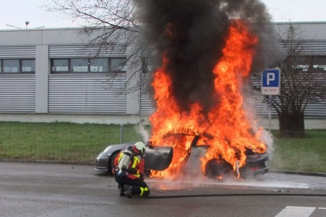 Суперколи на Porsche се палят в Европа