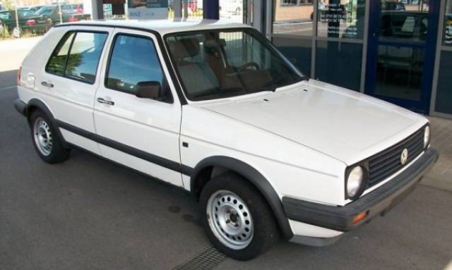 Меркел пробутва на търг стария си Golf 2