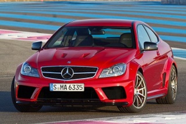 Mercedes C 63 AMG изхвърля 6.2-литровия си мотор