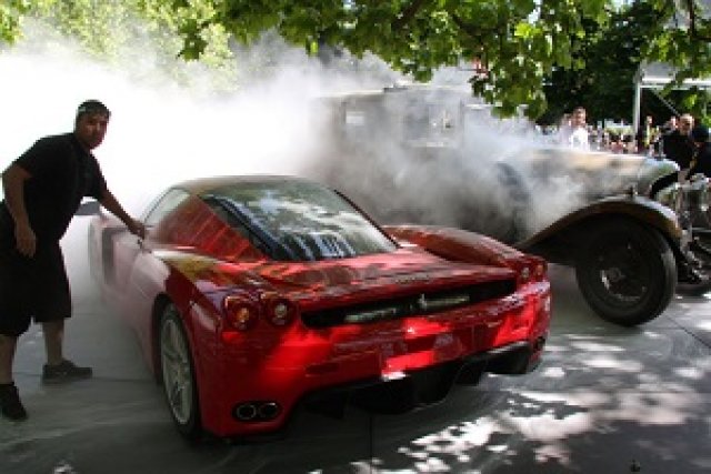 Bentley изгоря по време на търг