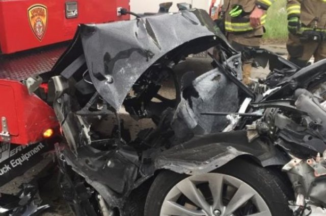 Поредна Tesla Model S на автопилот катастрофира тежко