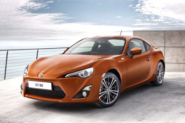 Toyota работи върху хибридна версия на GT 86