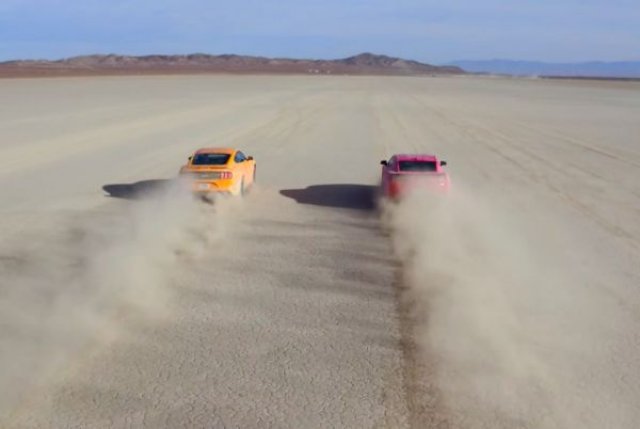 Ford Mustang и Chevrolet Camaro се надпреварват в пустинята (ВИДЕО)