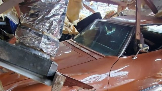 Взрив повреди 17 класически Chevrolet Corvette