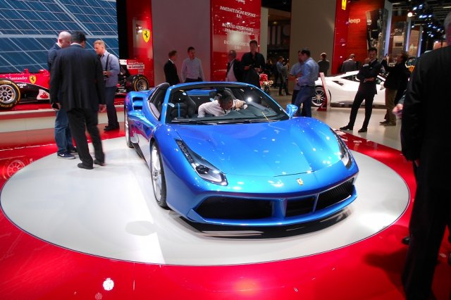 Ferrari показа най-мощния си роудстър