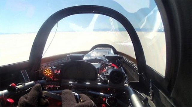 Зад волана със 744 км/час (Видео)