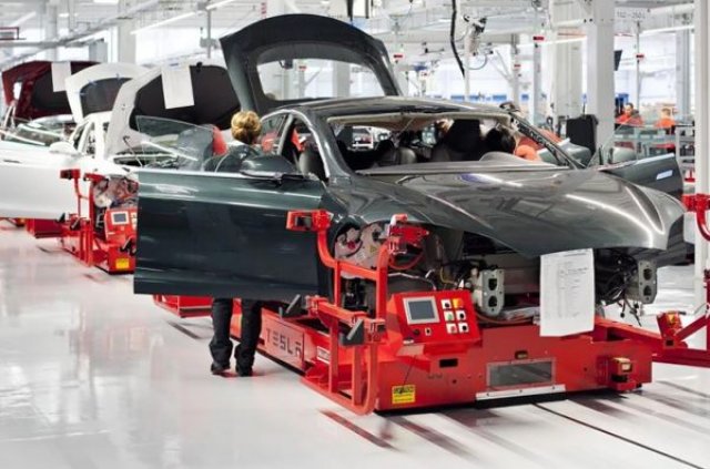 Работниците в Tesla се оплакват от условията на труд