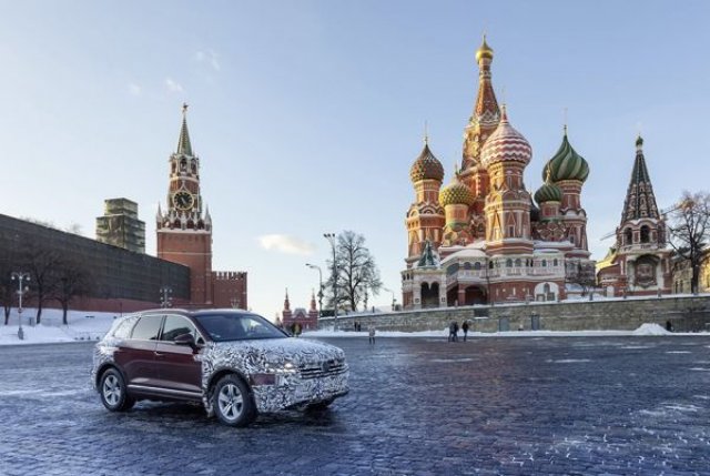 Новият VW Touareg ще пристигне на собствен ход за премиерата си
