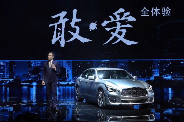 Infiniti представи сериен модел с концептуален интериор