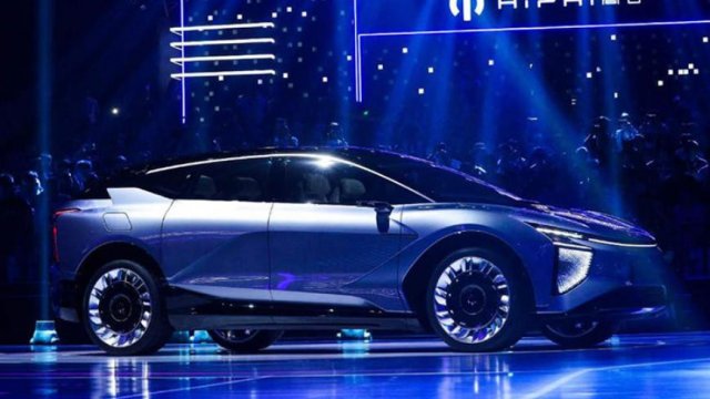 Китайци създадоха електромобил с 9 врати