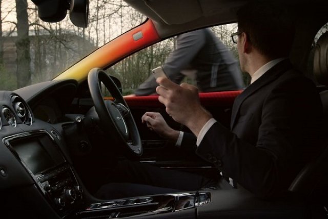 Jaguar Land Rover - потупване по рамото означава опасност