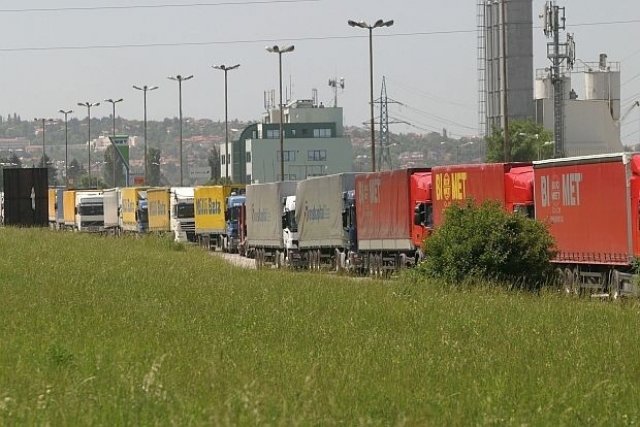 Камионите спират заради жегата в петък и неделя