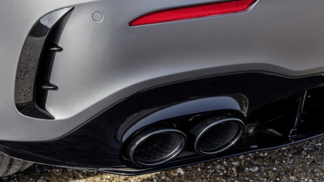 Mercedes-AMG A 45 е принуден да