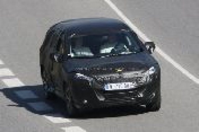 Първи шпионски снимки от малкия SUV на PSA Group