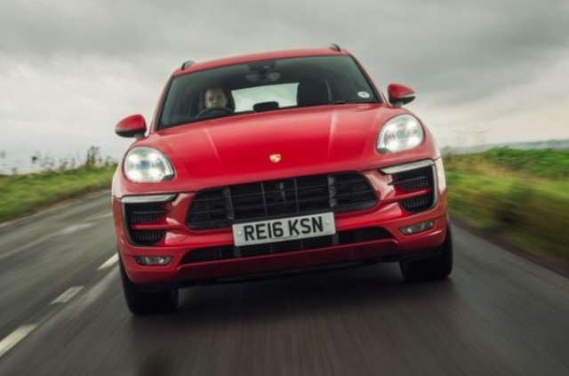 Porsche залага на Macan на ток