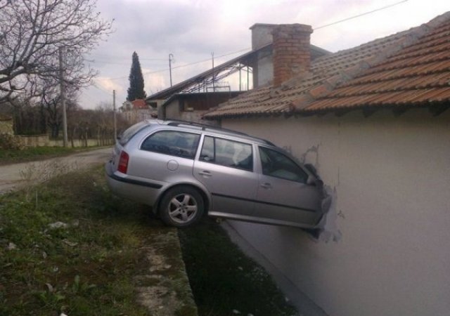 Кола проби къща, паркира над детско легло