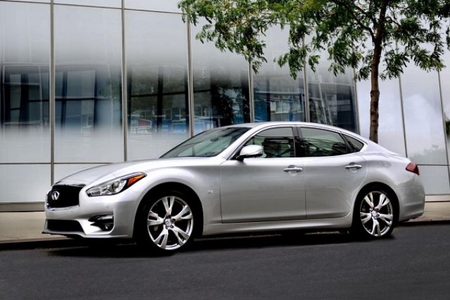 Infiniti Q70 пристига в Париж с двигател Mercedes